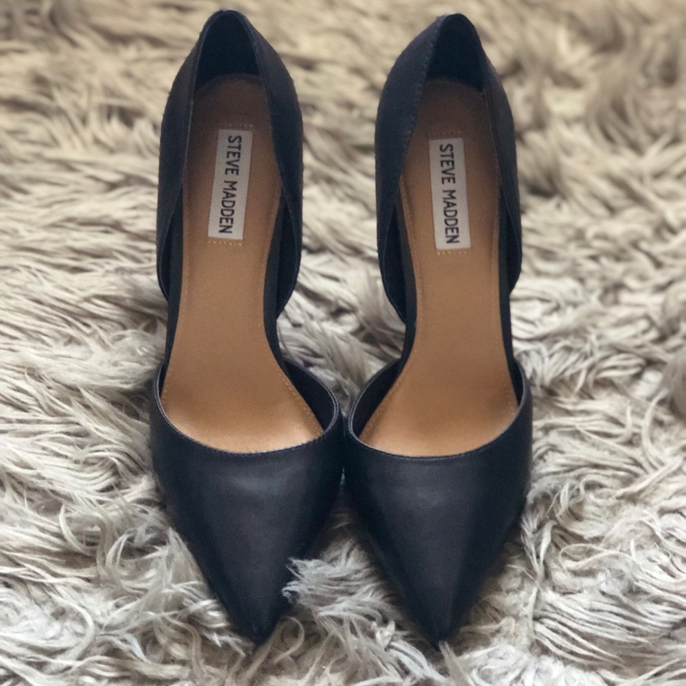 Steve Madden Gettout black pumps with gold heel